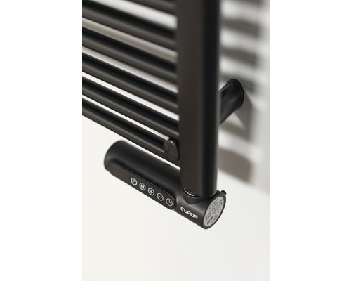 Prim-plan cu un calorifer negru cu element de încălzire electric