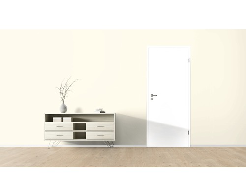 Interior cu comodă și ușă albă