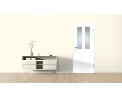 Cameră luminoasă cu comodă, decorațiuni și ușă albă cu inserție de sticlă