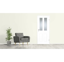Cameră de zi cu fotoliu, plantă de apartament și ușă interioară
