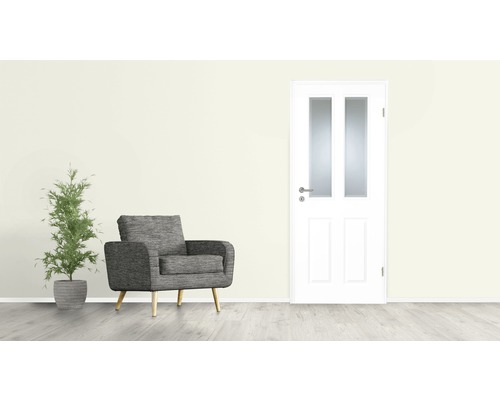 Cameră de zi cu fotoliu, plantă de apartament și ușă interioară