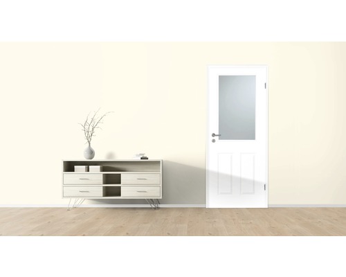 Scenă cu comodă, decorație și ușă interioară cu inserție de sticlă