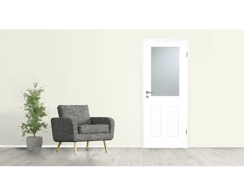 Scenă cu fotoliu, plantă și ușă interioară cu inserție de sticlă