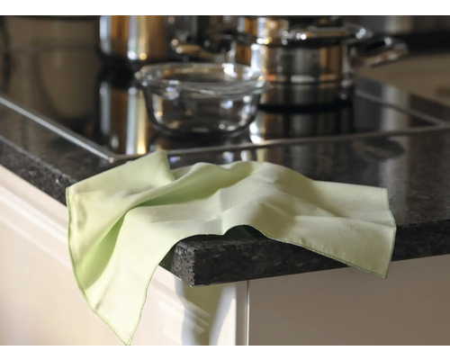 Prosop de bucătărie pe un blat de bucătărie cu vase de gătit