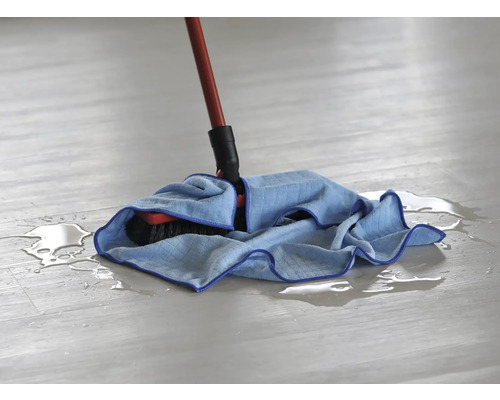 Mop cu husă albastră ștergând apă de pe o podea