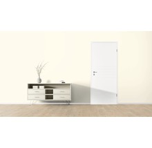 Interior cu comodă, decorațiuni și ușă interioară albă