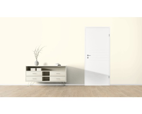 Interior cu comodă, decorațiuni și ușă interioară albă