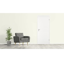 Scenă de interior cu ușă interioară, fotoliu și arbore decorativ