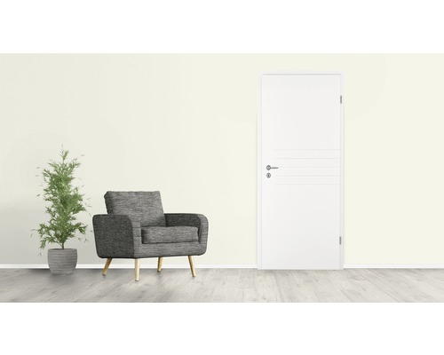 Scenă de interior cu ușă interioară, fotoliu și arbore decorativ