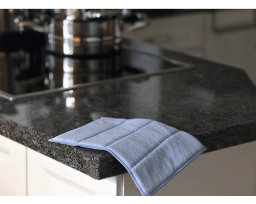 O masă de bucătărie cu o cârpă din microfibre