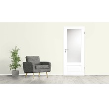 Amenajare interioară cu fotoliu, plantă de interior în ghiveci și ușă de interior cu inserție de sticlă