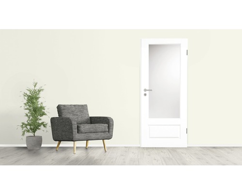 Amenajare interioară cu fotoliu, plantă de interior în ghiveci și ușă de interior cu inserție de sticlă