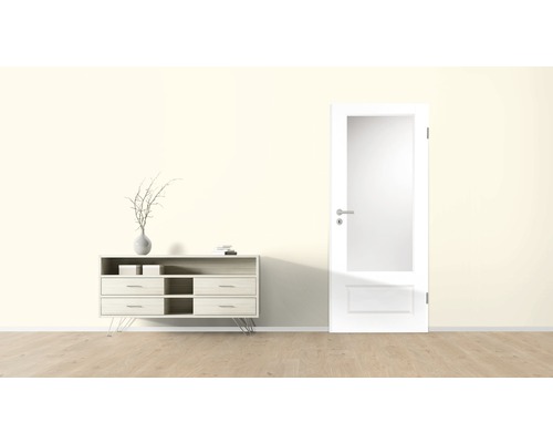 Cameră luminoasă cu comodă, decorațiuni și ușă interioară cu inserție de sticlă.