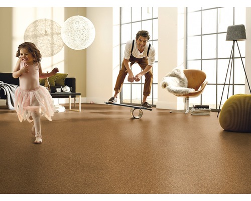 Familie care se joacă pe podea de plută într-o cameră de zi luminoasă.