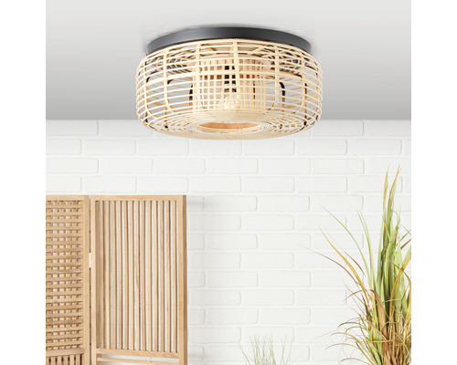 Plafonieră din ratan cu suport de tavan negru într-o cameră luminoasă.