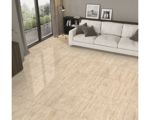 Cameră de zi cu podea cu gresie deschisă, canapea și fereastră