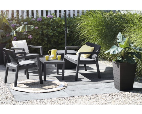 Set de mobilier de grădină cu scaune și masă pe o terasă