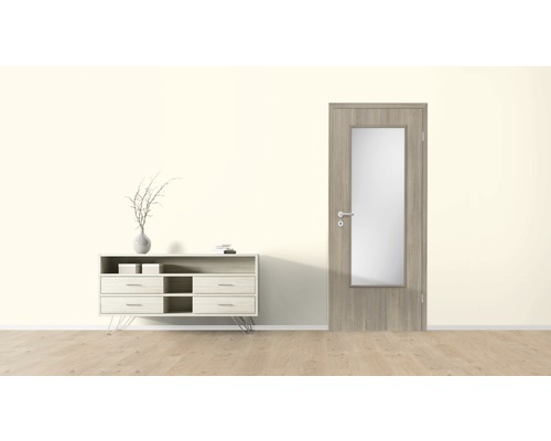 Cameră de zi cu comodă și ușă de interior cu inserție de sticlă