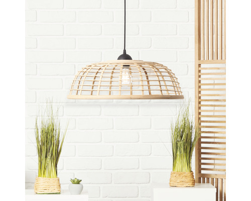 Lumină suspendată din împletitură de răchită într-un interior