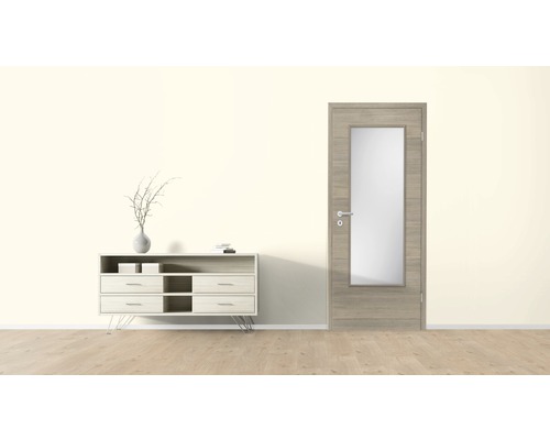 Scenă cu comodă și ușă de interior cu inserție de sticlă.