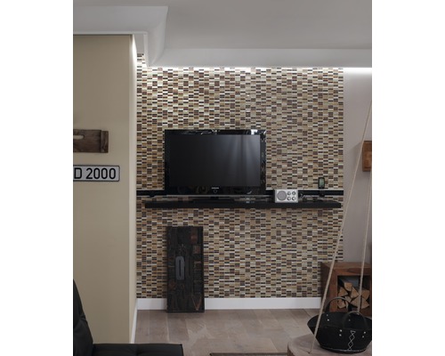 Cameră de zi cu perete mozaicat și televizor