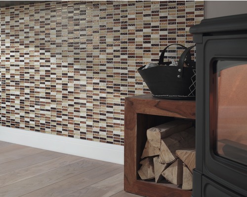 Decorarea peretelui cu plăci de mozaic lângă un aragaz pe lemne cu lemn