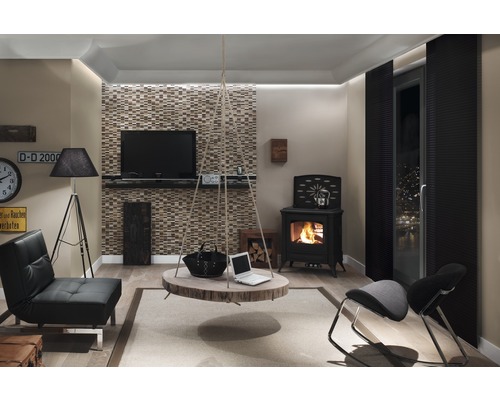 Cameră de zi cu sobă de lemne, lampă suspendată din lemn, fotoliu și televizor