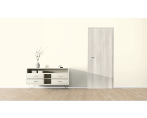 Interior luminos cu comodă și ușă de interior