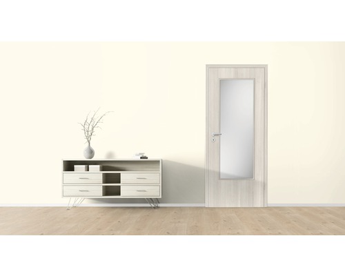 Cameră luminoasă cu comodă, decorațiuni și ușă interioară cu inserție de sticlă