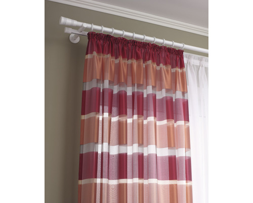 Cortina cu model cu dungi atârnă pe o bară de perdea