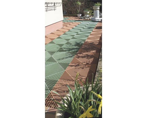Montarea plăcilor de terasă în model de tablă de șah pe o terasă