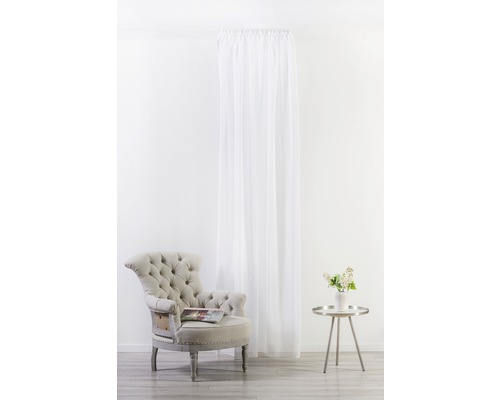 Cameră luminoasă cu fotoliu, măsuță laterală și perdea