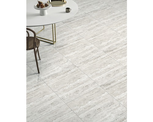 Gresie de pardoseală în sufragerie cu masă și scaun