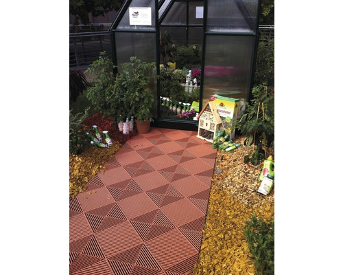 Peisaj de grădină cu seră, plante și plăci de podea