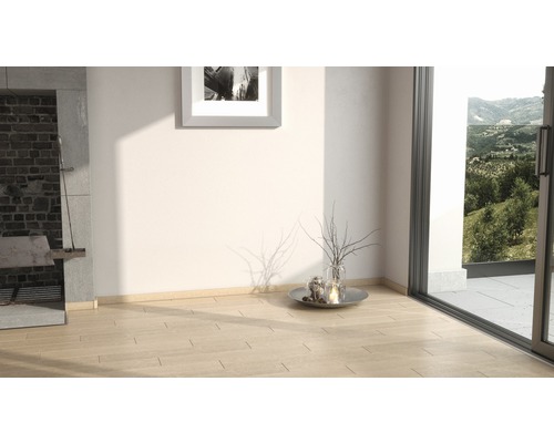 Cameră luminoasă cu podea din lemn, decorațiuni și vedere spre verdeață