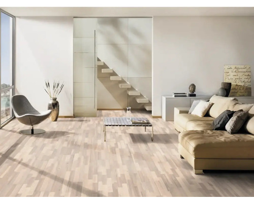 Living luminos cu podea laminată, canapea, fotoliu și scară