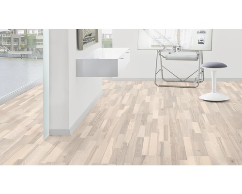 Podea deschisă la culoare, din lemn, într-o cameră luminoasă cu birou și scaun