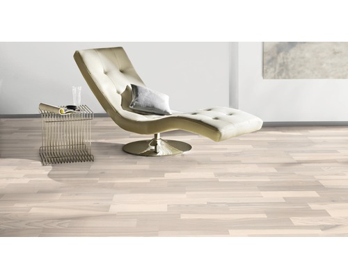 Podea de lemn deschisă la culoare într-o cameră de zi cu fotoliu și măsuță laterală.