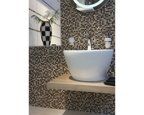 Baie cu gresie mozaic, lavoar și chiuvetă aplicată