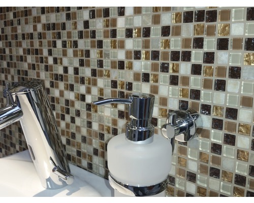 Baie cu gresie mozaic, robinet și dozator de săpun