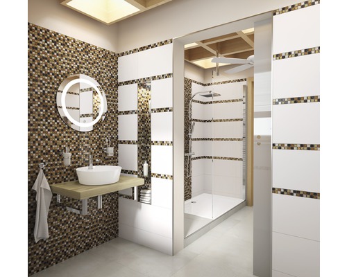 Baie luminoasă cu duș, chiuvetă și plăci de mozaic