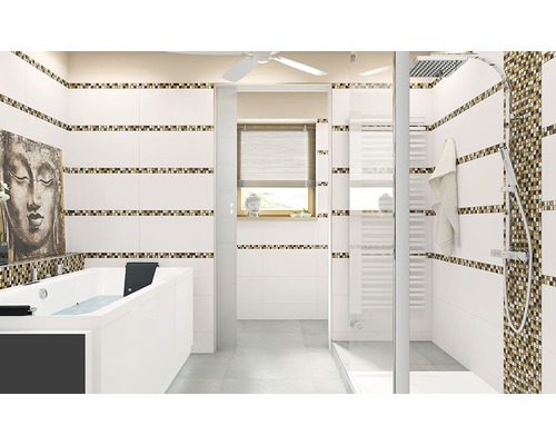 Baie luminoasă cu cadă, duș și faianță albă cu bandă decorativă