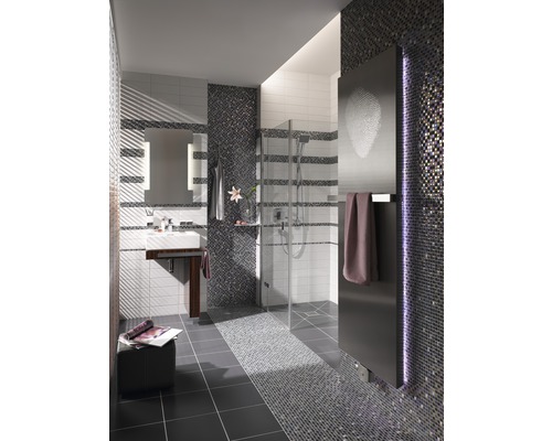 Baie luminoasă cu duș, lavoar, oglindă și gresie mozaic