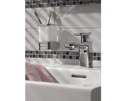 Chiuvetă cu robinet și suport pentru periuțe de dinți în baie