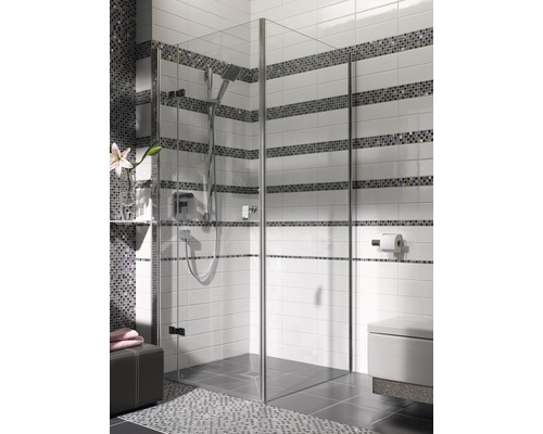 Baie cu cabină de duș din sticlă, toaletă și faianță