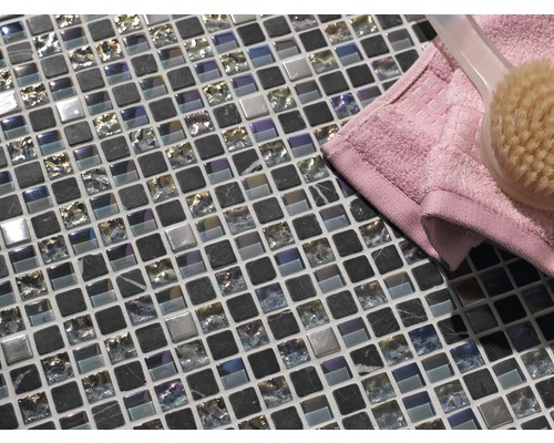 Plăci de mozaic din sticlă și piatră naturală cu prosop și perie