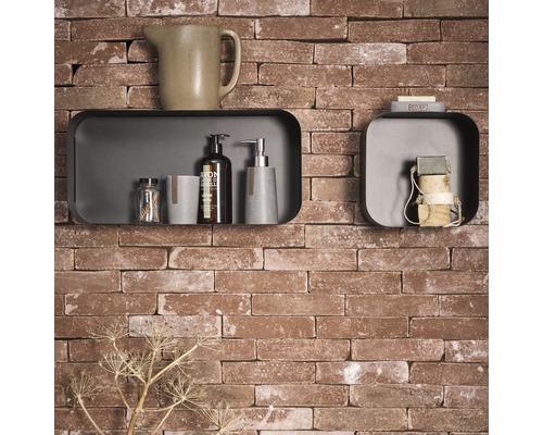 Rafturi decorative cu accesorii de baie pe un perete de cărămidă