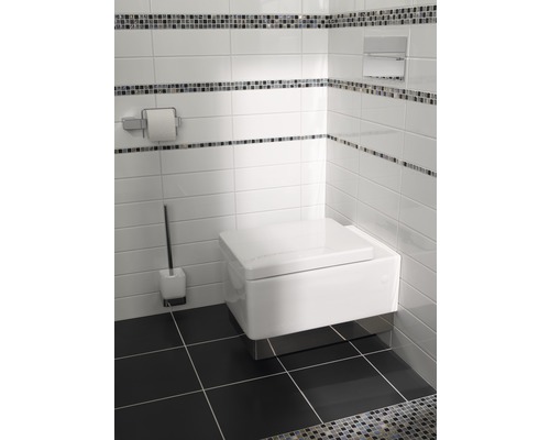 Baie modernă cu toaletă suspendată, perie de toaletă și suport de hârtie