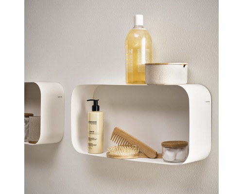 Două rafturi albe de perete cu articole de baie