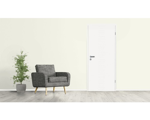 Scenă de interior cu ușă, fotoliu și plantă de interior